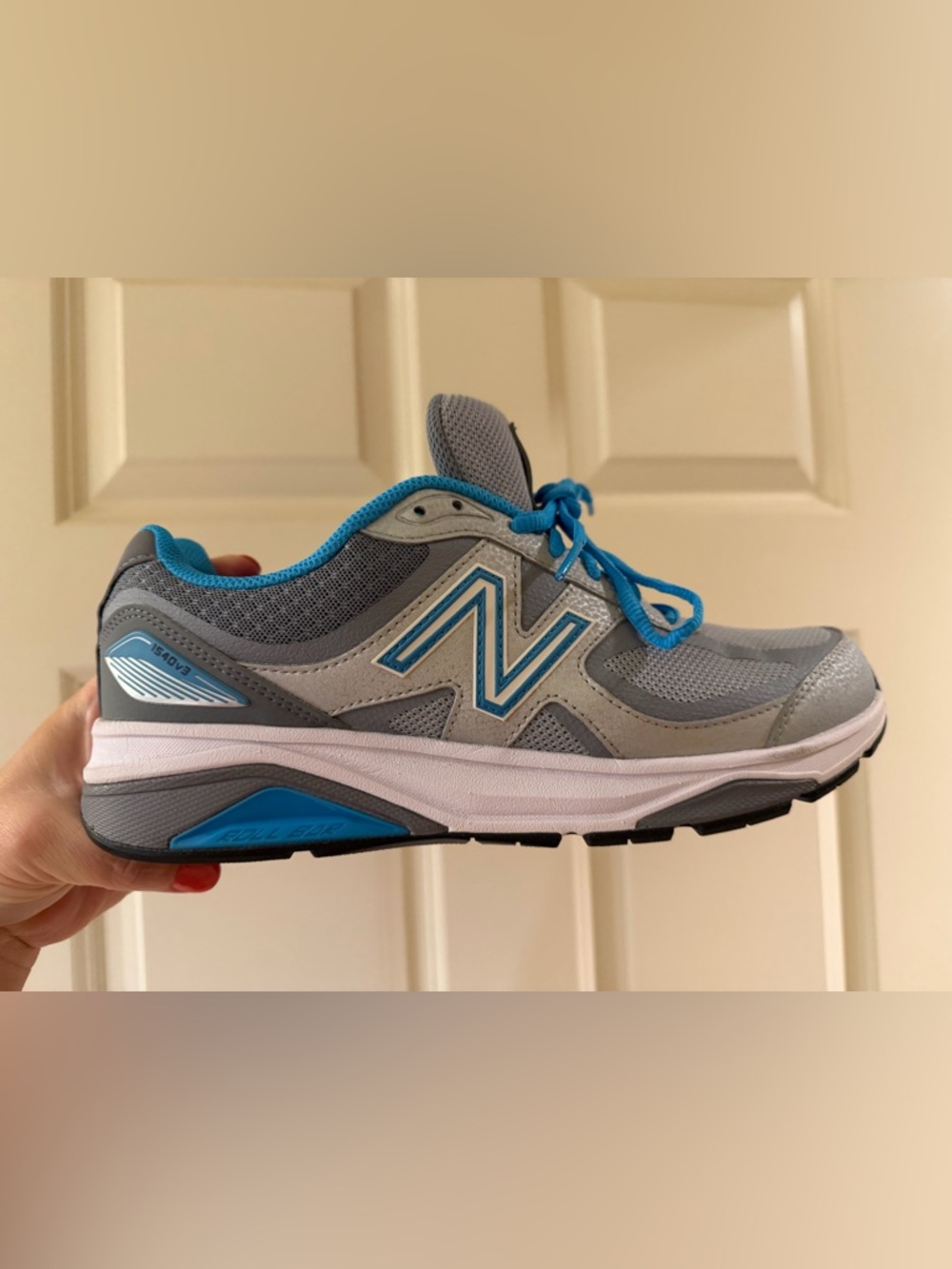 1540v3 Women’s New Balance wide Silver & Blue Athletic Sneakers NWOT
